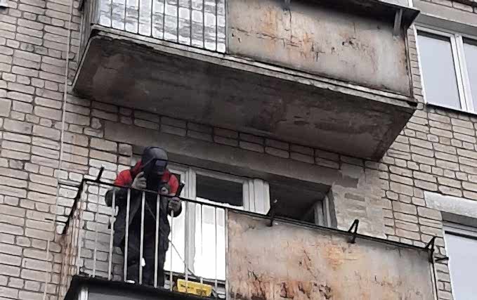 Установка балконного блока и балкона с выносом 3