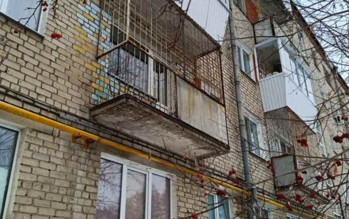 Остекление балкона на втором этаже раздвижными конструкциями 1
