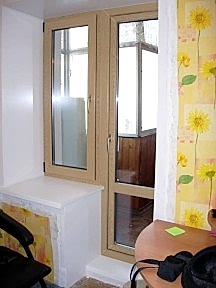 Балконный блок с ламинацией под дерево