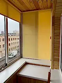Установка рулонных штор на балконе
